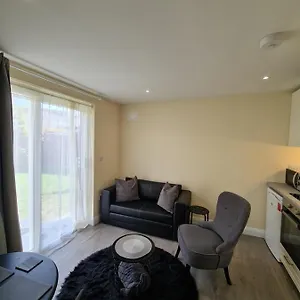  Appartamento Cosy Self Contained Space Near Airport